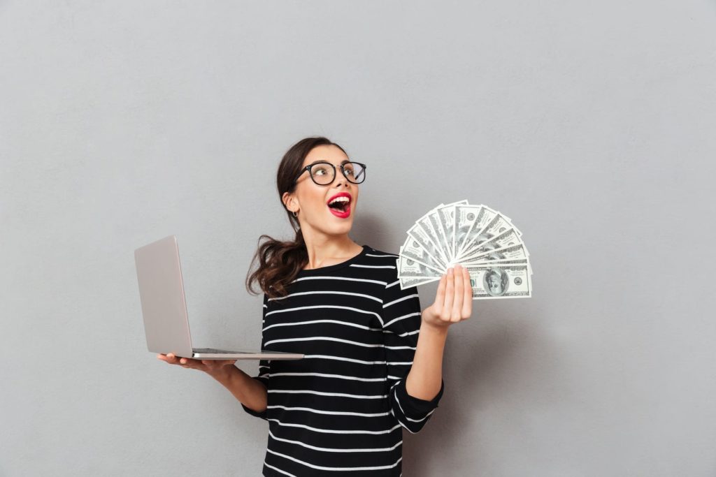 femme avec de l'argent gagné avec du travail rémunéré
